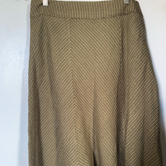 Elegant Tan Patterned Skirt - Picture 2 of 9